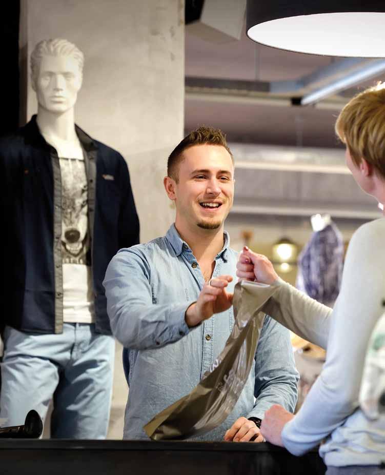 werken in_detailhandel Met een opleiding in de detailhandel kun je bijvoorbeeld aan de slag in een kledingwinkel. Je kunt dan goed je creativiteit kwijt in het geven van modeadvies aan klanten.