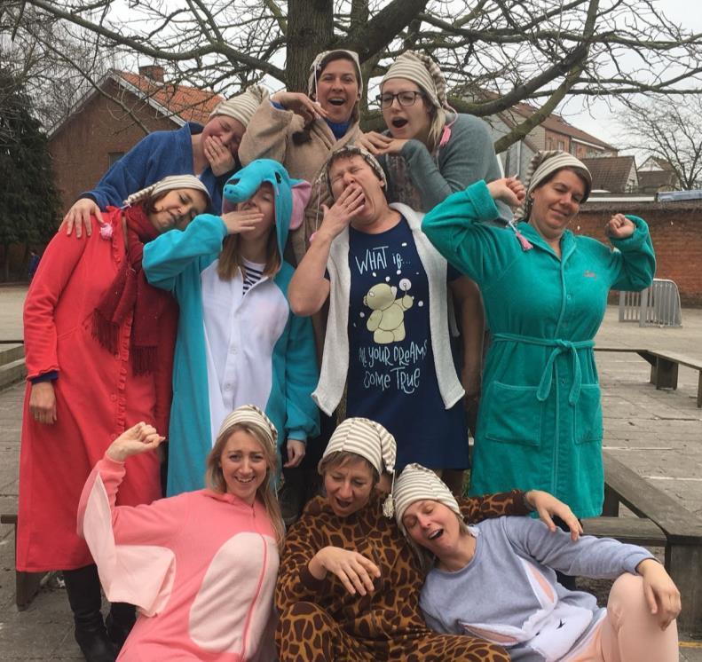 NIEUWS UIT DE KLEUTERSCHOOL Vrijdag 9 maart was een dubbel speciale dag voor onze kleuterschool We deden mee aan: Bednet Juffen en kleuters trokken hun mooiste pyjama aan uit solidariteit met zieke