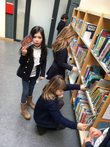 Daarna mochten de kinderen zelf op zoek in de bibliotheek.