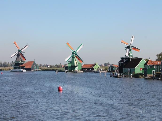 REISVERSLAG ZAANSE SCHANS Donderdag 27 september gingen we met een volle dubbeldekker richting Zaanstad, alwaar we om 10.50 uur aankwamen bij de Zaanse Schans. Aangezien we om 11.