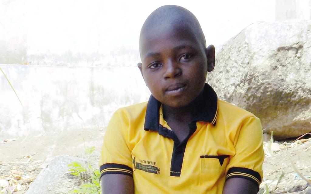 SPREEK- BEURT Maar het mooiste van alles: ik kan eindelijk naar school! Divina komt uit Tanzania in Afrika. Zij is tien jaar oud.