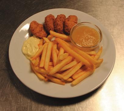 Op een bord geserveerd Frites & snacks op een bord worden geserveerd met een bol huzarensalade, zoetzure garnering en 1 saus (fritessaus, ketchup of