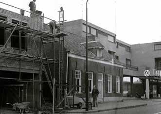 8 Na de verbouwing is het woonhuis verhuurd aan elektricien Dorus van Keulen die er zijn bedrijf vestigde. In 1971 kocht Jan Billekens het pand en sloopte het om er een nieuwe winkel te bouwen.
