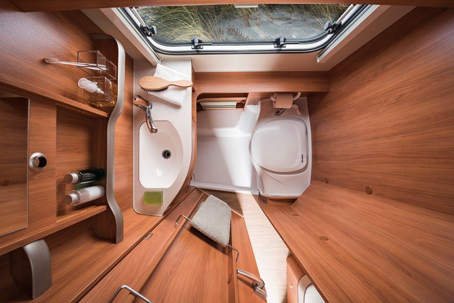 In de ERIBA Touring modellen met badkamer behoort het comfortabele banktoilet tot de standaarduitrusting. De daartegenover gemonteerde wastafel biedt voldoende opbergmogelijkheden.