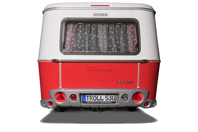 Het rode hoogpolige tapijt van de ERIBA Touring Troll Rockabilly brengt niet alleen een extra kleuraccent in de caravan,