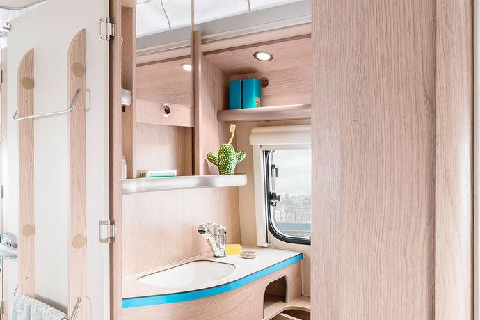 Comfortabele badkamer met daglicht: het uitzetbare raam zorgt voor veel frisse lucht en natuurlijk licht in de badkamer.