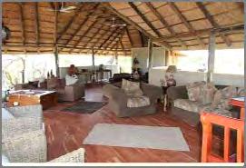 Op deze veranda vindt u hangmat en een bank met kussens en matras, voor de luie uurtjes tussen de safari s door of wanneer u eens onder de
