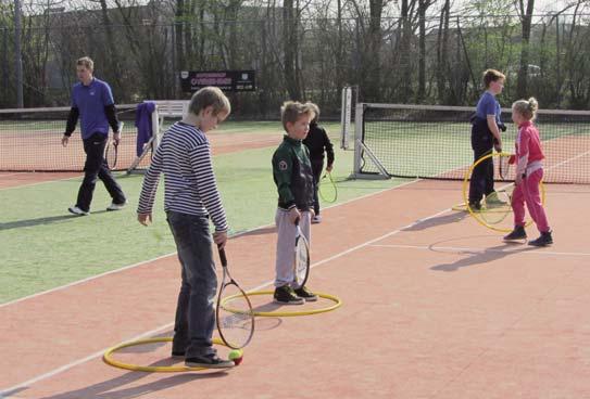 Die werden voor een paar keer vervangen door tennislessen. Op 29 maart was de afsluiting van schooltennis.