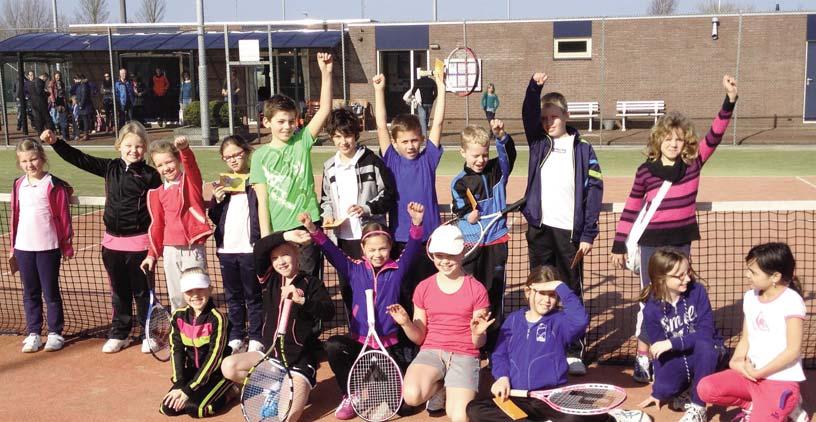 Vanuit diverse tennisverenigingen uit Sneek, Leeuwarden en Stiens waren de kinderen naar het tennispark gekomen om hun wedstrijdjes te spelen.