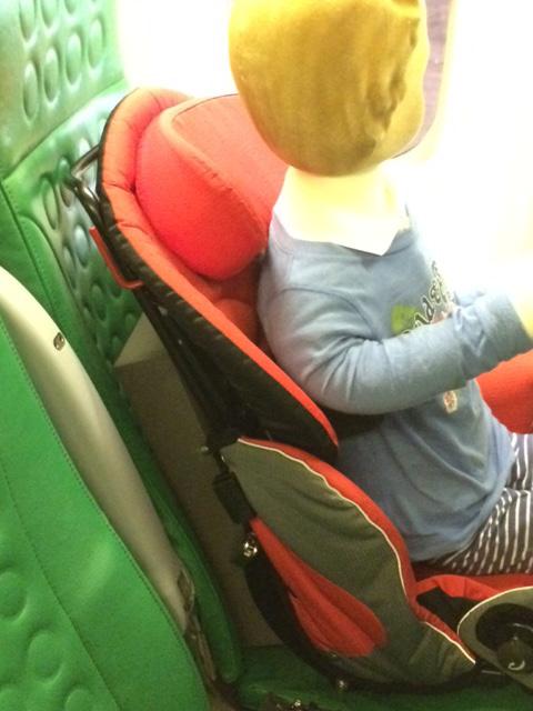 te plaatsen en uw kind (tijdelijk) alleen met de veiligheidsgordel van de vliegtuigstoel vast te zetten.