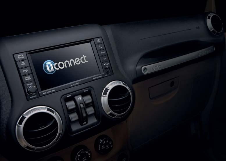 TELEFOON Uconnect TM Phone maakt telefoneren tijdens het rijden gemakkelijker en veiliger dan ooit.