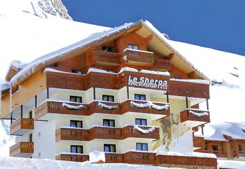 Hotel Le Sherpa Uw verblijf ligt in het centrum van Val Thorens. U kunt skiën tot aan de deur van het gebouw in chaletstijl.