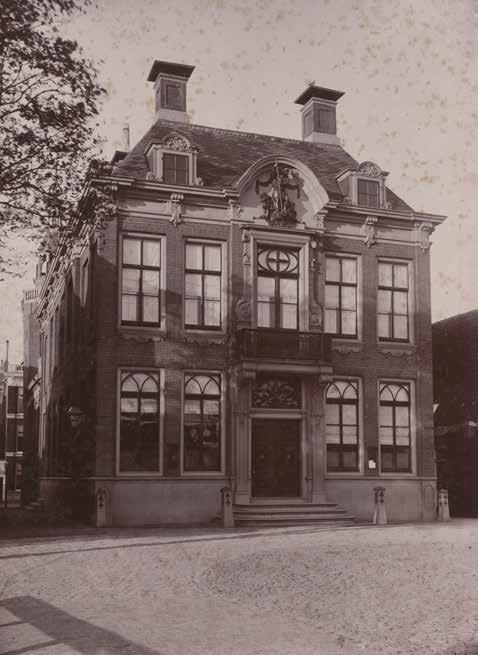 HELEEN KOOIJMAN, NATHALIE MANTEL, CHRISTA DE VRIES Het stadhuis in Harlingen circa 1900. (Hannemahuis) (Foto Studio Jurjen Backer Dirks) Stadhuis van Harlingen, 2016.