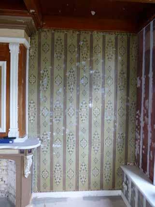 >> Met bloempatronen beschilderde houten wand. De gaatjes zijn weggewerkt met plamuur. (Foto Stichting Interieurs in Fryslân) >> Detail van een glas-inloodraam boven een deur.