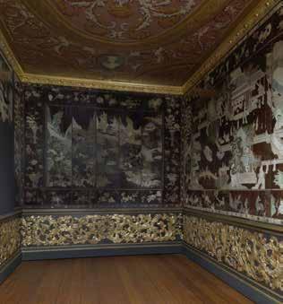 De kamer was afkomstig uit Bernsterburen, er waren fragmenten van een kamerbetimmering uit de Dongeradelen en enkele geverfde Friese boerenmeubels.