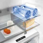 De koelkast kan flexibel worden ingericht, dankzij een innovatieve layout van de binnenkant: de combinatie van legplateaus en een flessenrek verbeteren de