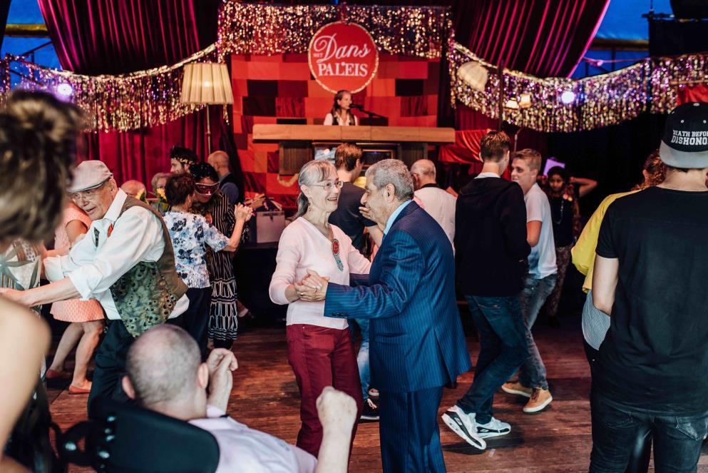 Het Danspaleis Het Danspaleis is een gezellige disco voor ouderen, helemaal in de stijl van de jaren 40 en 50.