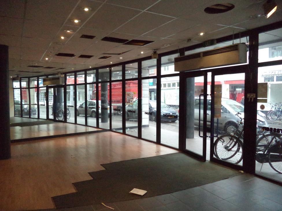 OBJECT Entree; verkoop-/showroomfunctie alsmede klein magazijnfaciliteit. Tot de secundaire ruimten behoren onder meer een kantoorvertrek en toiletgroep.