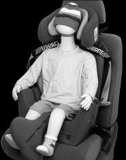 Breng de schouderbanden aan de zijkant van de stoel (C) en plaats het kind in de