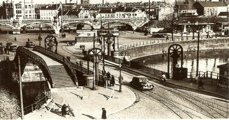 door een stalen brug. In 1909 was er een vraag om een voetbrug te plaatsen.