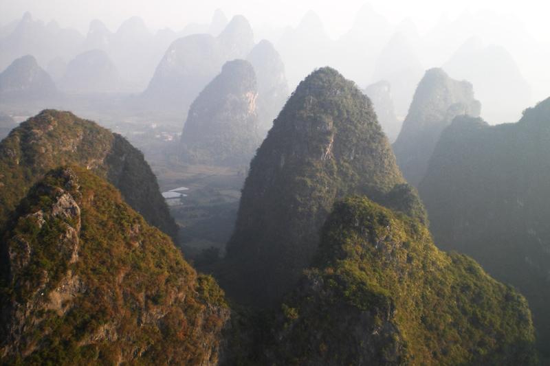 Dag 17: Guilin ± Yangshuo Vanaf het treinstation van Guilin reis je naar Yangshuo. Je zit nu midden in het gebied met China's meest karakteristieke landschap.