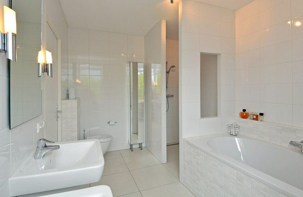 badkamer met douche en vaste wastafel.