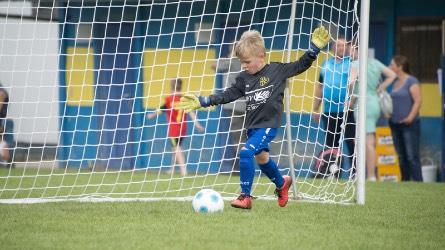 U7-U9 Football as a short passing game without offside rules BASIS B+ Controle op lage bal korte passing Bal leiden
