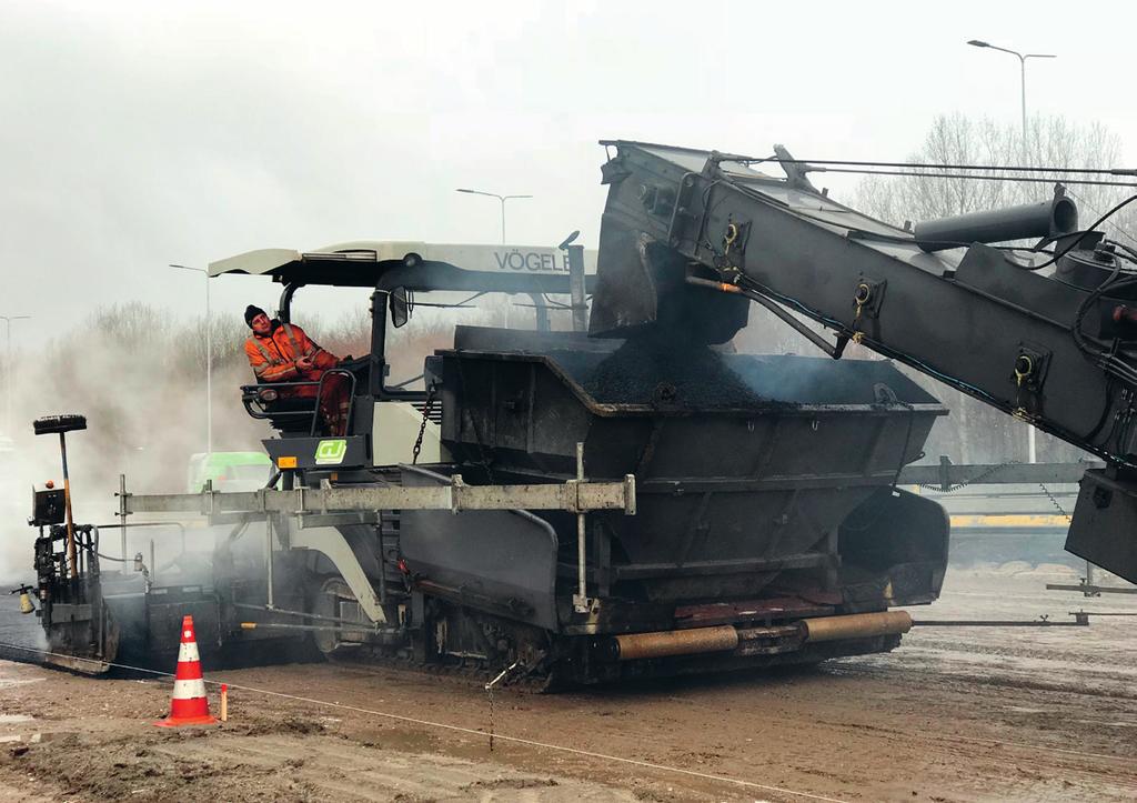 Door een shuttle buggy te plaatsen tussen het transport en de asfaltmachine, wordt het asfalt gemengd