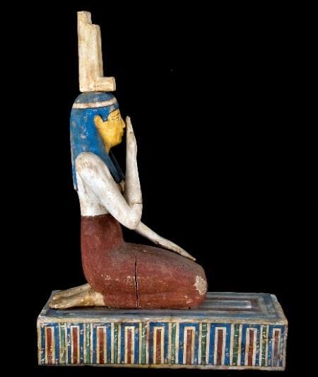 Deze groeit op tot een sterke man die zijn vader zal wreken op Seth. Na het gevecht wordt hij de opvolger van Osiris als koning op aarde. Isis draagt op haar hoofd de hiëroglief van haar naam.