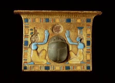 ) De zusters van Osiris, Isis en Nephthys, aanbidden een scarabee, het symbool van de zonsopkomst. Collectie en foto Rijksmuseum van Oudheden, Leiden (inv. AH 165).