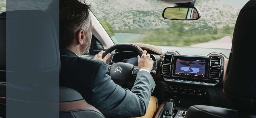 in real time met internet verbonden navigatie ONDER DIRECT HANDBEREIK Het 8" capacitieve touchscreen van de nieuwste generatie van de Nieuwe SUV Citroën C5 Aircross is even reactief en