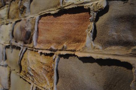 HERSTELLING Natuursteen kan verpoederen door vorstschade, zoutkristallisatie, beschadigingen, zure regen, Bij grote schade kan de steen (gedeeltelijk) vervangen worden.