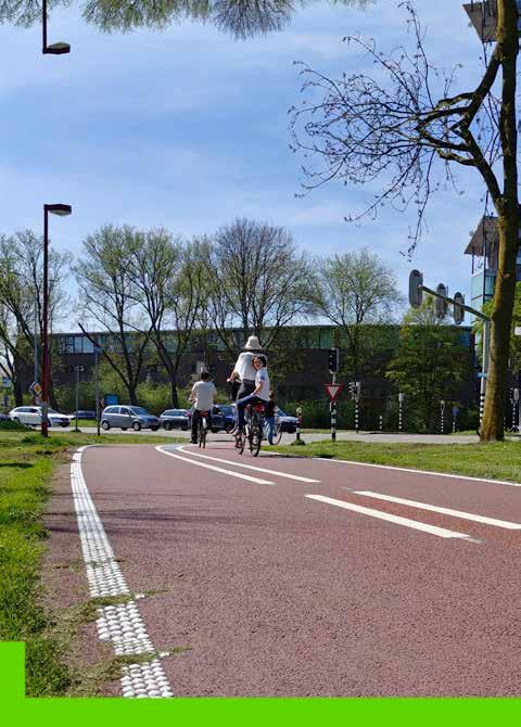 Vergevingsgezinde fietspaden Zeker als de ruimte beperkt is en het aantal fietsers aanzienlijk, moet men er rekening mee houden dat fietsers gedwongen worden dicht langs de rand te rijden.