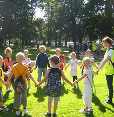 THEATERVOORSTELLING Niet vergeten! Weten jullie al wat je gaat doen met je groep tijdens de bonte avond? Denk er over na! LACHEN, GIEREN, BRULLEN! Een egeltje steekt een parkeerplaats over.