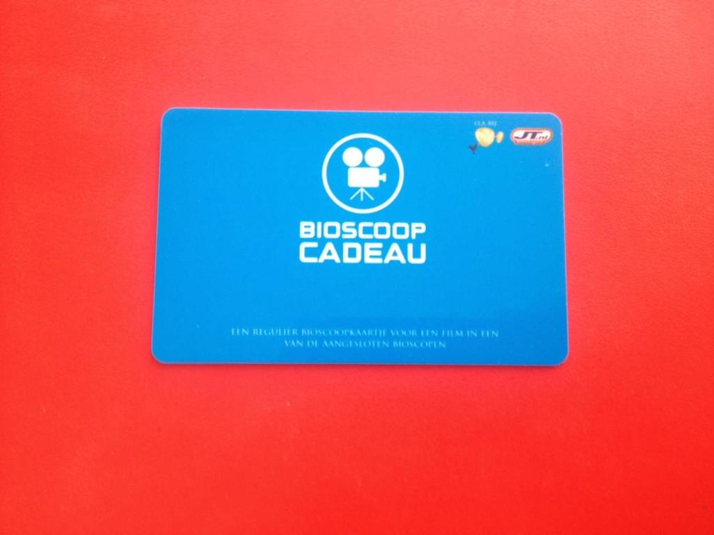 BIOSCOOPCADEAU-CARD Bon heeft een helderblauwe kleur.