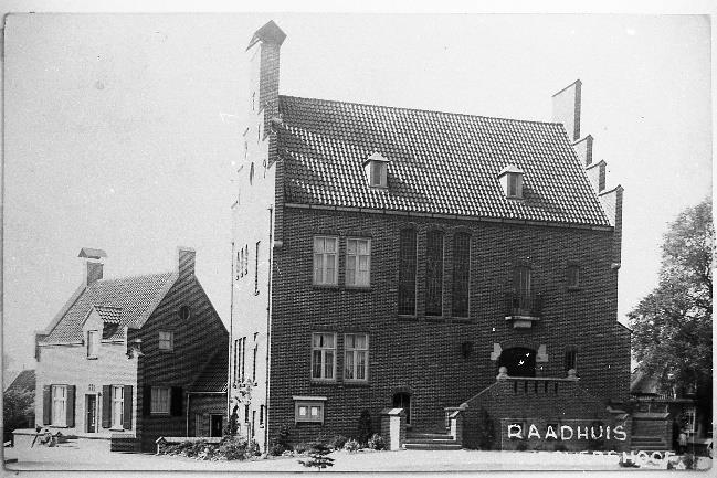 Het pas gebouwde Raadhuis in 1939. Wie was de architect?