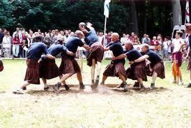 5) Cannonball throw Per team wordt er een kogel van ongeveer 18 kg op afstand geworpen. Elk teamlid heeft twee kansen voor de verste afstand.