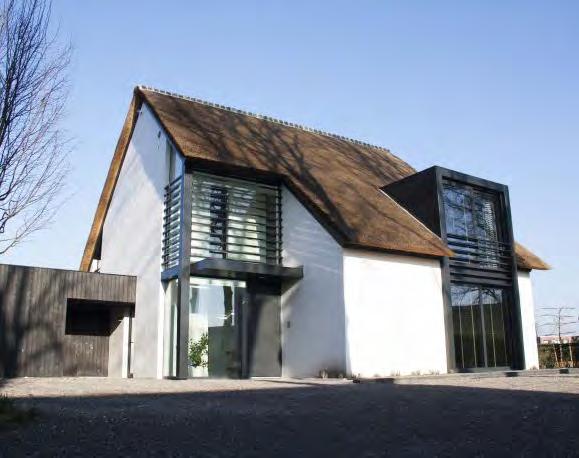 gevel dak in gelijke lijn of juist dakvlak voorzien van voldoende overstek passend bij de gekozen architectuur typologie.