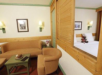 Standaard familiekamer 27 Standaard familiekamer - Zicht op de Bergen, Balkon Standaard kamer - Geschikt voor personen met