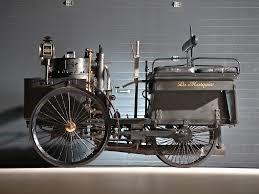 een compacte stoomauto, met de kolenbunker rondom de stoomketel, die al een gelijkenis vertoonde met de eerste automobielen.