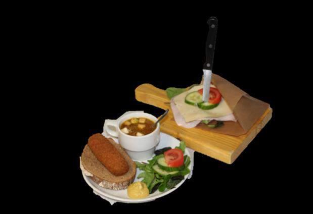 Specials Heidelunch Brood belegd met ham en kaas, snee brood met bourgondische kroket en een tomatensoepje 8,95 Salade Heezer geitenkaas Salade met zachte geitenkaas van Saanenhof, met