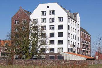 Het appartementengebouw aan de kade krijgt een andere uitstraling; hij hoort meer bij de architectuur van de Oude Haven, die gekenmerkt worden door stoere, gemetselde pakhuizen, schuine daken en