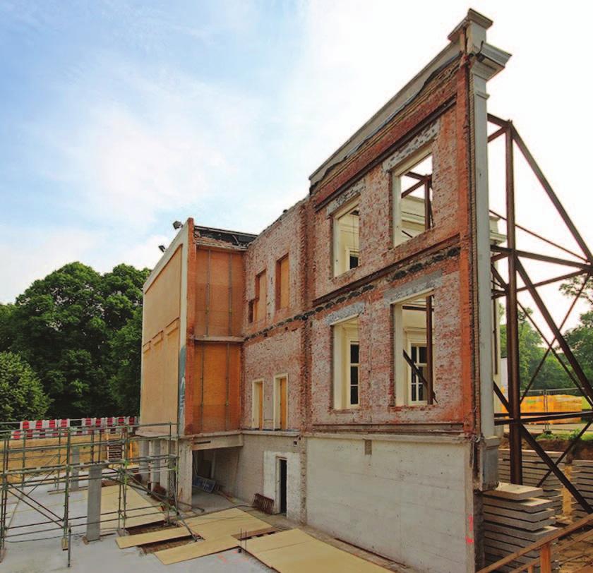 project gemeentehuis bloemendaal Stap 1 behoud voorhuis, sloop achterbouw bouwfase zomer 2014 karakteristieke elementen in het interieur zijn behouden gebleven Stap 2.