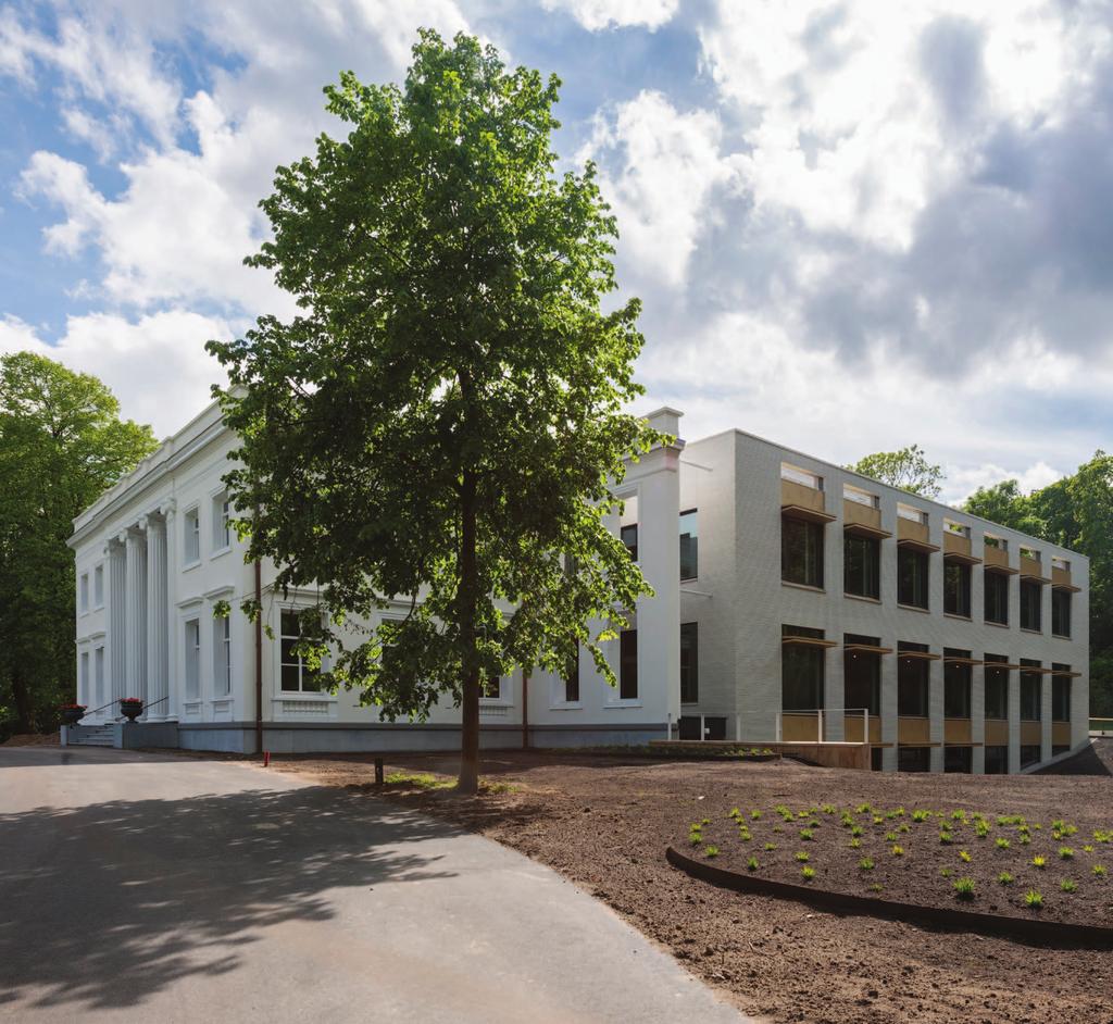 WKO Voor de warmte- koudeopslag zijn twee putten onder het gemeentehuis geslagen tot op een diepte van 60 meter.