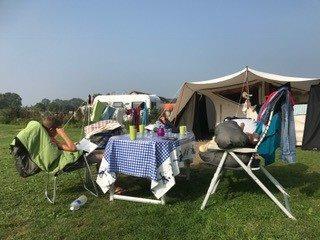 OM EVEN BIJ STIL TE STAAN Kinderboekenweek Vandaag, woensdag 4 oktober, start de kinderboekenweek Gruwelijk eng en Bibbers in je buik!