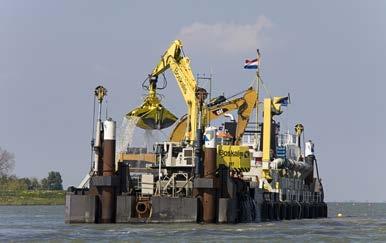 Baggerschip aan het werk op het IJsselmeer 2.