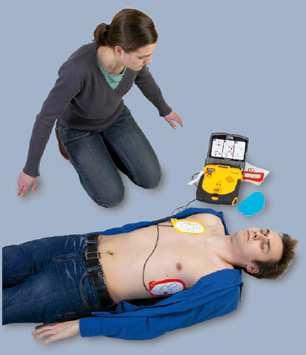 zitten. Zet de AED aan. Plak vervolgens de elektroden op de juiste plaatsen.