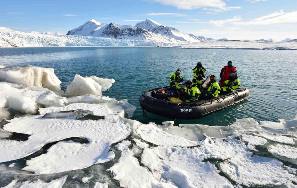 NET DAARDOOR OEFENT SPITS- BERGEN EEN GROTE AANTREKKINGSKRACHT UIT OP NATUURFOTOGRAFEN EN NATU- URLIEFHEBBERS.