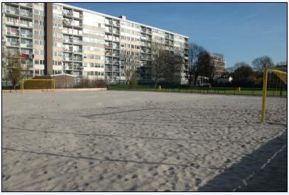 Naast onze kantine is de 1 e Haagse Beach Court gerealiseerd waarop diverse beach sporten gespeeld kunnen worden waaronder beach volleybal, beach korfbal, beach voetbal en beach tennis; uniek in zijn