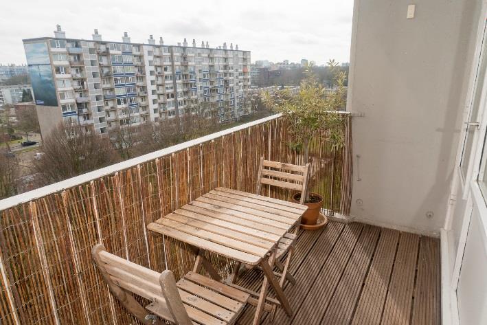 Ook heeft u toegang tot de woonkamer met aan de ene zijde het balkon en aan de ander zijde een prachtig uitzicht over het groene Noorderpark.